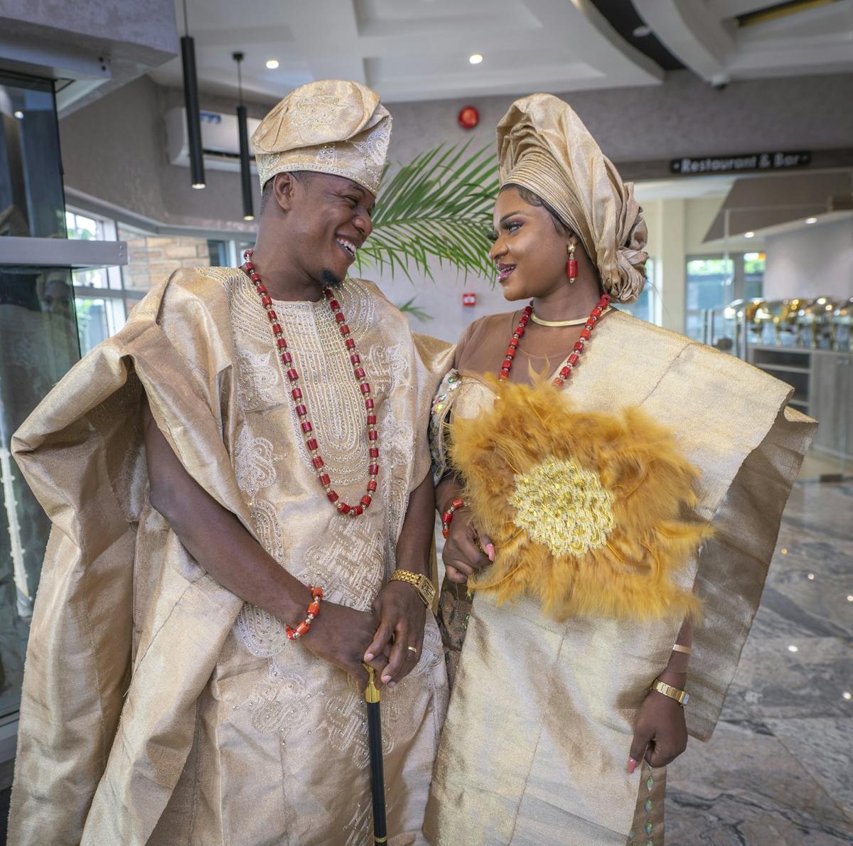Un homme et une femme en tenue traditionnelle